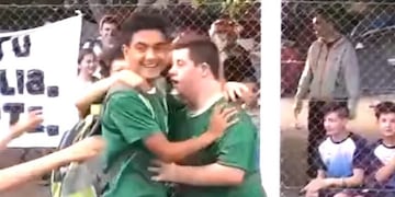 Lorenzo Barzola y el festejo con sus compañeros de Barrio Parque\u002E