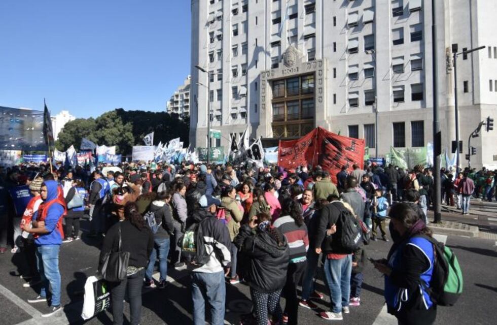 El Ministerio de Desarrollo acordó armar "una mesa de trabajo" con los movimientos sociales