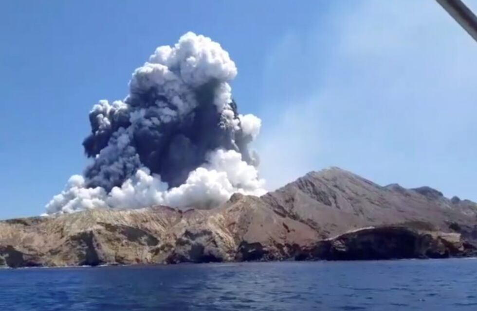 Al menos cinco muertos y decenas de atrapados tras la erupción del volcán Whakaari en Nueva Zelanda