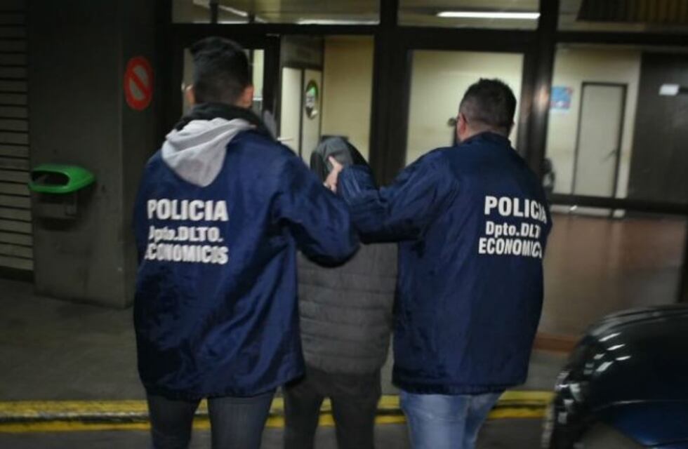 Detuvieron a dos sujetos que clonaban tarjetas de débito en cajeros automáticos