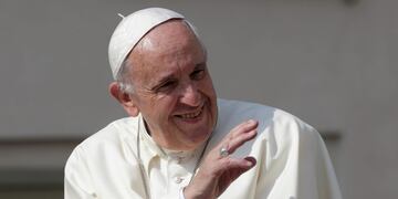 Pope Francis waves during his Wednesday general audience in Saint Peter's square at the Vatican, June 14, 2017\u002E REUTERS/Max Rossi ciudad del vaticano papa francisco audiencia semanal general del papa religion iglesia catolica papa audiencias