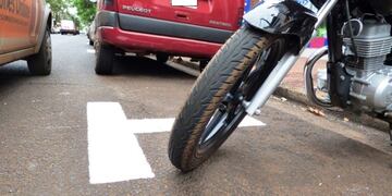 Motos estacionadas fuera de los puntos asignados, le quitan espacio de estacionamiento a los autos y se aplicarán multas\u002E (MisionesOnline)