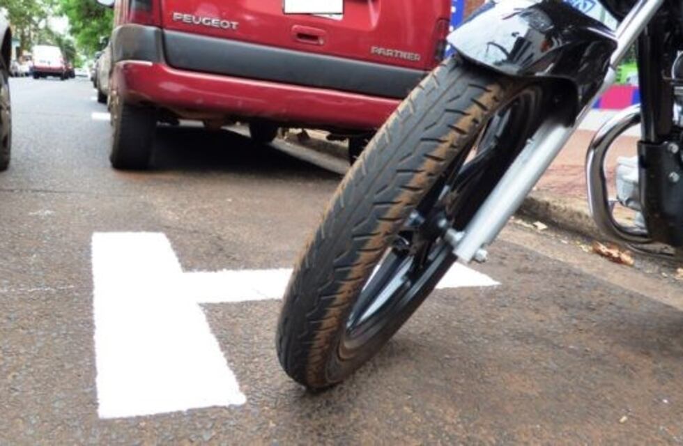 Multas a motos que estacionen en espacios para autos, en Posadas