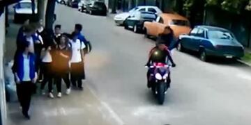Dos motochorros encañonaron a un grupo de chicos que salía de una escuela de La Tablada, partido bonaerense de La Matanza\u002E