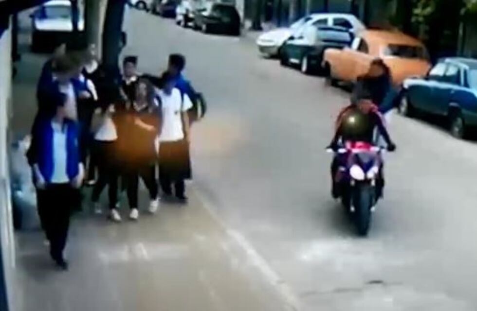 Motochorros encañonaron a un grupo de chicos que salía del colegio en La Tablada