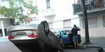 El Honda chocu00f3 contra un vehu00edculo estacionado y volcu00f3.