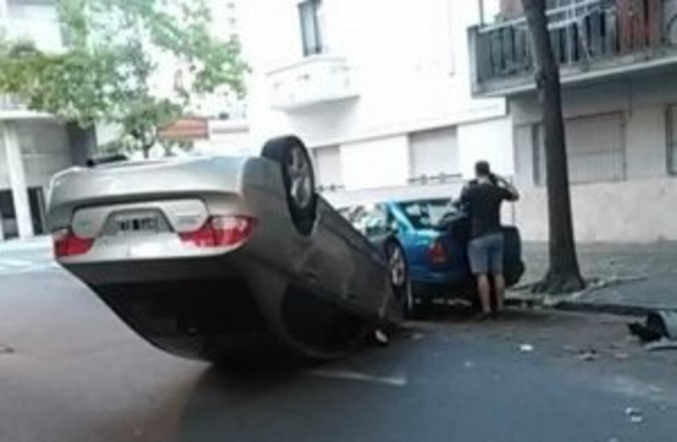 Un auto terminó volcado cuando su conductor se quedó dormido y chocó a otro vehículo estacionado