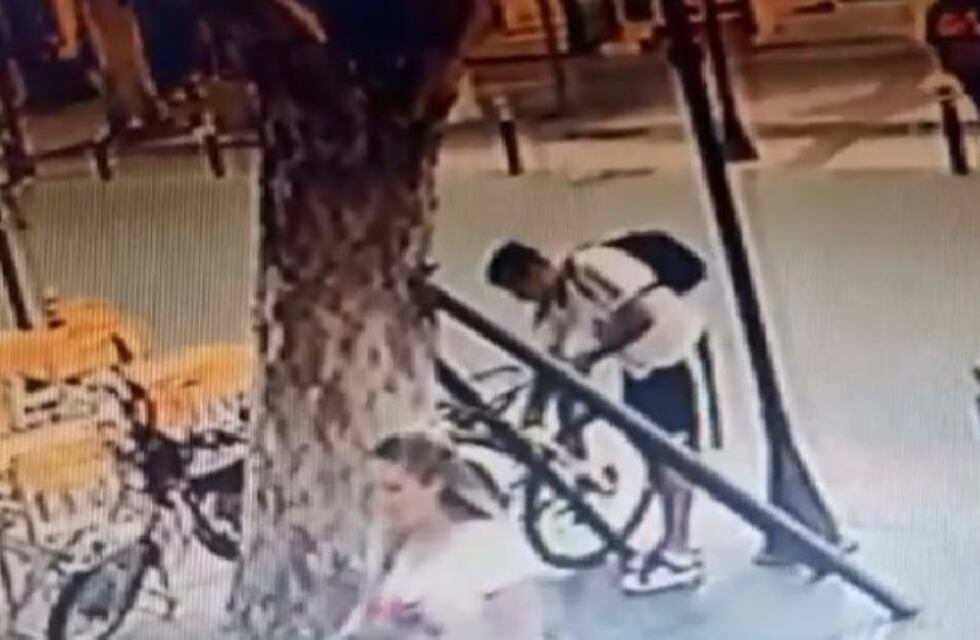 Con total impunidad robó una bici en pleno centro pero quedó filmado
