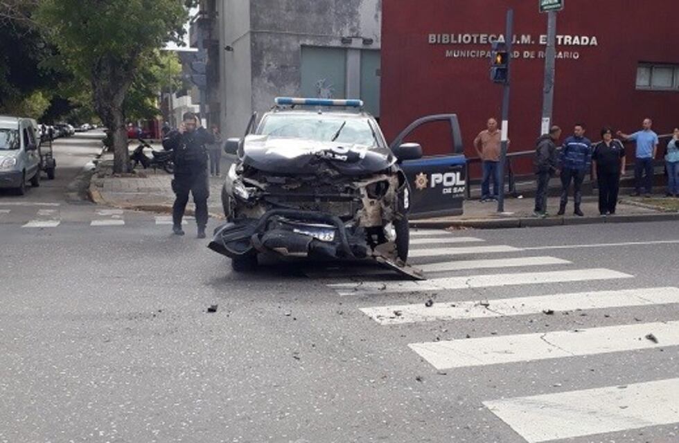 Patrullero que venía de un operativo pasó en rojo e impactó contra una camioneta