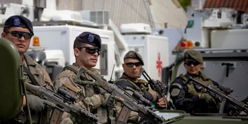 La presentación se realizó en el Cuerpo de Policía Montada de la Policía Federal\r\n\r\n-FOTODELDIA- BAS17\u002E BUENOS AIRES (ARGENTINA), 16/11/2018\u002E- La Policía Federal Argentina presenta el nuevo equipamiento del que las fuerzas de seguridad dispondrán en el marco de la Cumbre G20, donado por China y valorado en 17,3 millones de dólares, hoy, viernes 16 de noviembre de 2018, en la Ciudad de Buenos Aires (Argentina)\u002E Argentina está lista y preparada para el G20, según la ministra de Seguridad del país, Patricia Bullrich, después de que en los últimos dos días haya habido más de una decena de detenciones vinculadas al terrorismo en Buenos Aires, a dos semanas de la cumbre de jefes de Estado del G20\u002E EFE/Juan Ignacio Roncoroni buenos aires  presentacion del equipamiento donado por china gobierno recibe equipos de seguridad vehículos blindados motos donacion