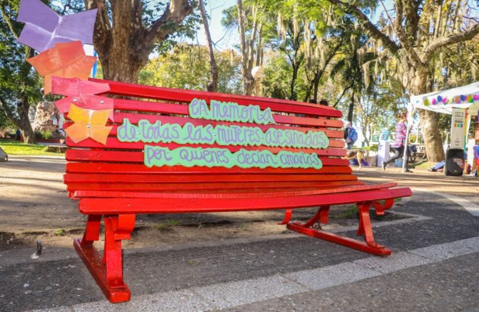 Ni una menos: se instaló un banco rojo en memoria de las víctimas de femicidios