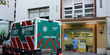 Una ambulancia del SAME llega a un centro de salud porteño en plena cuarentena por el coronavirus\u002E (Clarín)