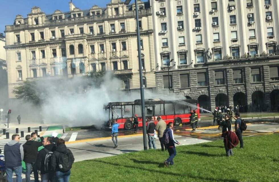 Un colectivo se incendió a una cuadra de Plaza de Mayo