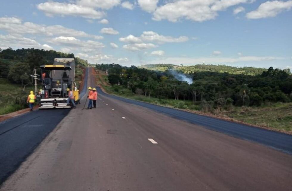 Continúa la construcción de banquinas asfaltadas en la ruta provincial 17
