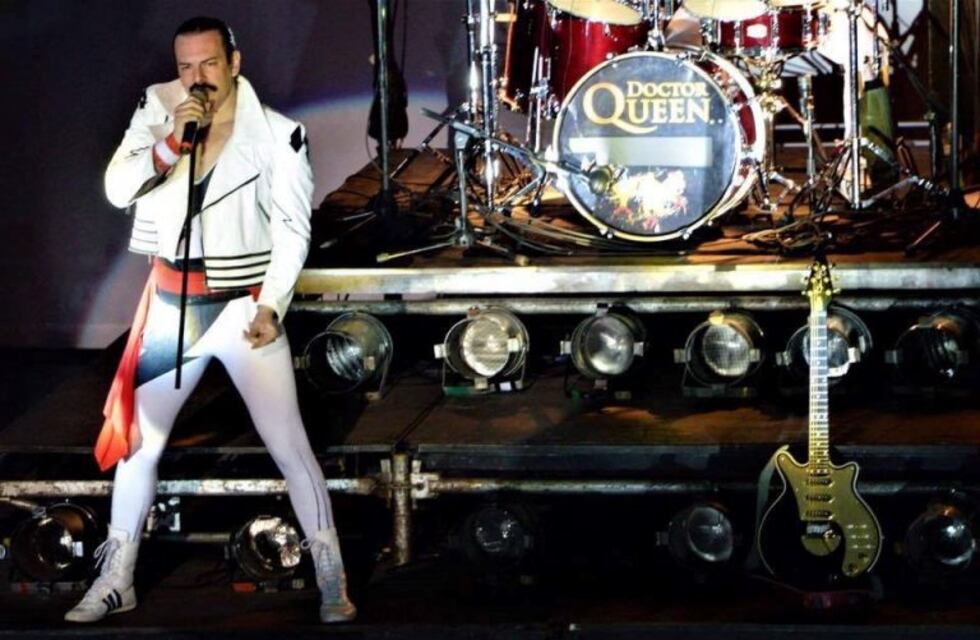 El Freddie Mercury platense desafió al Batman local
