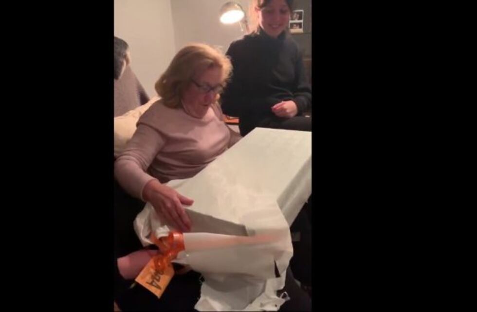 La emoción de una abuela al recibir el regalo que quiso toda la vida