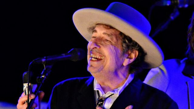 Rock musician Bob Dylan performs at the Wiltern Theatre in Los Angeles, U.S., May 5, 2004. REUTERS/Rob Galbraith/File Photo