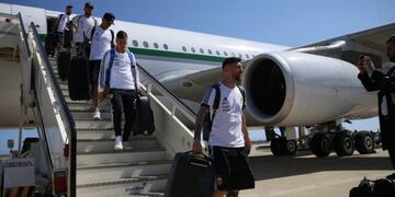 Lionel Messi, uno de los primeros en bajar del avión de la Selección Argentina en su arribo a Barcelona\u002E