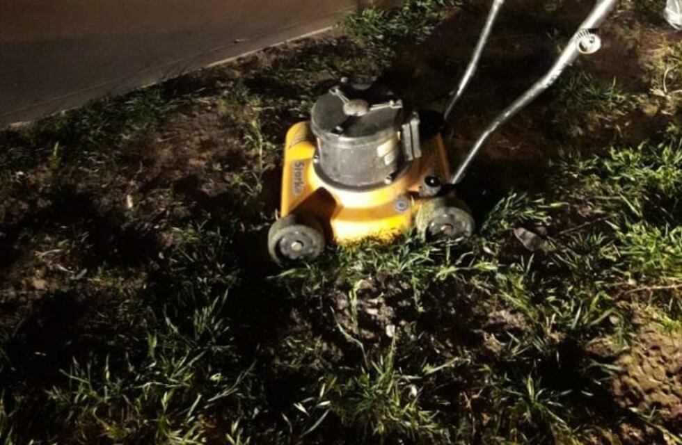 Iban con una cortadora de césped a cuestas y los detuvieron