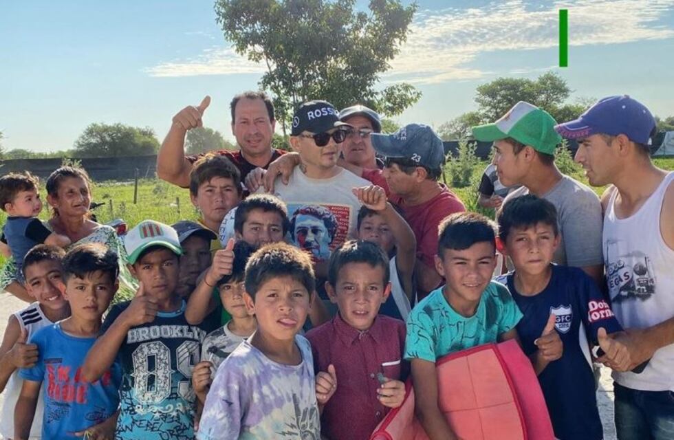 Con ídolos así: el "Chino" Maidana se grabó repartiendo dinero entre sus fanáticos