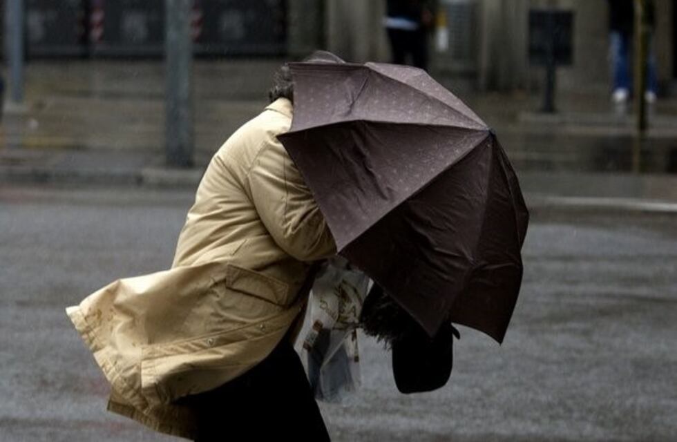 Fuerte temporal en Rosario: cedió el techo del Aeropuerto y hay cortes de luz y agua
