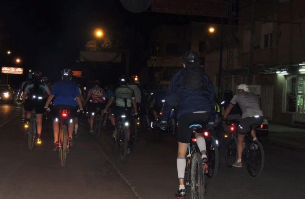 Bicicleteada nocturna y solidaria en Azul