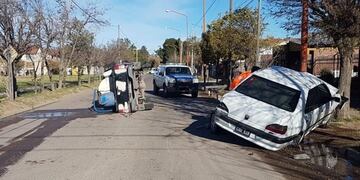 Chocó contra un auto estacionado y terminó volcando