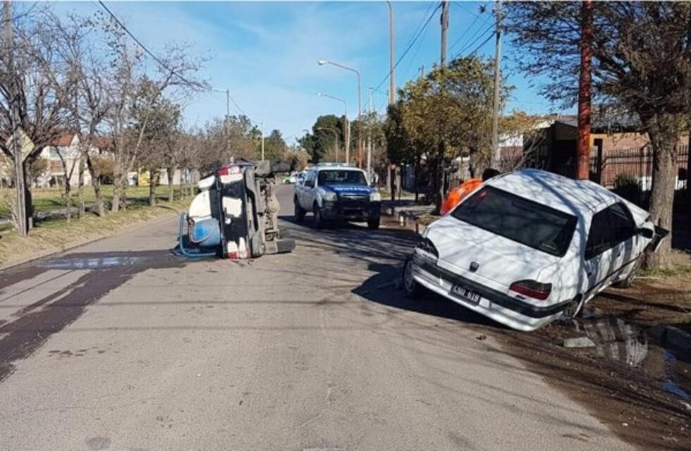 Chocó contra un auto estacionado y terminó volcando