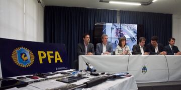 DYN200, BUENOS AIRES 11/10/2017, LA MINISTRA DE SEGURIDAD, PATRICIA BULLRICH, JUNTO A SU PAR DE BONAERENSE, CRISTIAN RITONDO, DURANTE UNA CONFERENCIA DE PRENSA OFRECIDA ESTA MAÑANA EN LA SEDE DEL MINISTERIO DE SEGURIDAD DE LA NACIÓN PARA INFORMAR SOBRE LA DESARTICULACIÓN DE DOS VIOLENTAS ORGANIZACIONES: UNA DEDICADA AL ROBO DE AUTOS Y SUPERMERCADOS, Y OTRA RESPONSABLE DEL ASALTO A LA SUCURSAL MORÓN DEL BANCO NACIÓN, EL MES PASADO\u002E FOTO: DYN/ALBERTO RAGGIO\u002E
