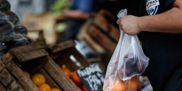 AME2179\u002E BUENOS AIRES (ARGENTINA), 15/01/2020\u002E- Personas realizan las compras en una feria callejera de venta de frutas y verduras, este miércoles, en Buenos Aires (Argentina)\u002E El Instituto Nacional de Estadística y Censos - INDEC Argentina difunde el índice de precios al consumidor de diciembre pasado, con el que se cierra un año en el que la inflación ha vuelto a escalar a cifras récord por la nueva crisis económica que arrastra el país desde 2018\u002E Según el ente oficial de estadísticas, los precios registraron en diciembre pasado un incremento del 3,7 % respecto de noviembre último\u002E La subida del 53,8 % acumulada el año pasado supera la inflación del 47,6 % registrada en 2018 y es la marca más alta desde 1991, cuando los precios al consumidor escalaron un 84 % tras la hiperinflación de 1989-1990\u002E EFE/ Juan Ignacio Roncoroni
