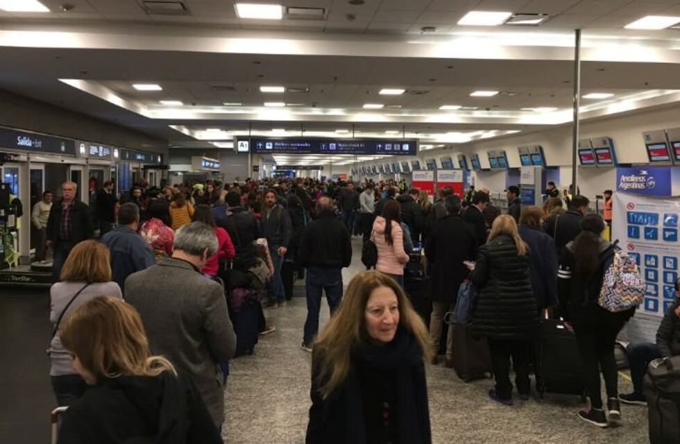 "Hasta las 10 no va a salir ningún vuelo", dijo el presidente de Aerolineas