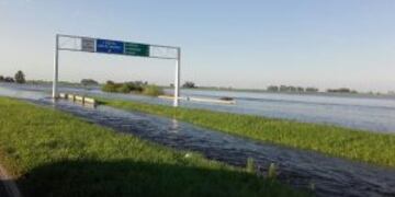 El agua mantuvo bloqueado el paso de los vehu00edculos en el kilu00f3metro 103 de la autovu00eda.
