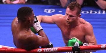 LAS VEGAS, NEVADA - MAY 04: Canelo Alvarez (R) punches Daniel Jacobs during their middleweight unification fight at T-Mobile Arena on May 04, 2019 in Las Vegas, Nevada\u002E Ethan Miller/Getty Images/AFP\n== FOR NEWSPAPERS, INTERNET, TELCOS & TELEVISION USE ONLY ==