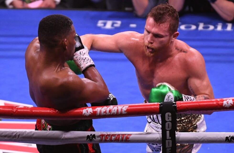 Canelo Álvarez venció a Jacobs y es el "rey" indiscutible del peso mediano