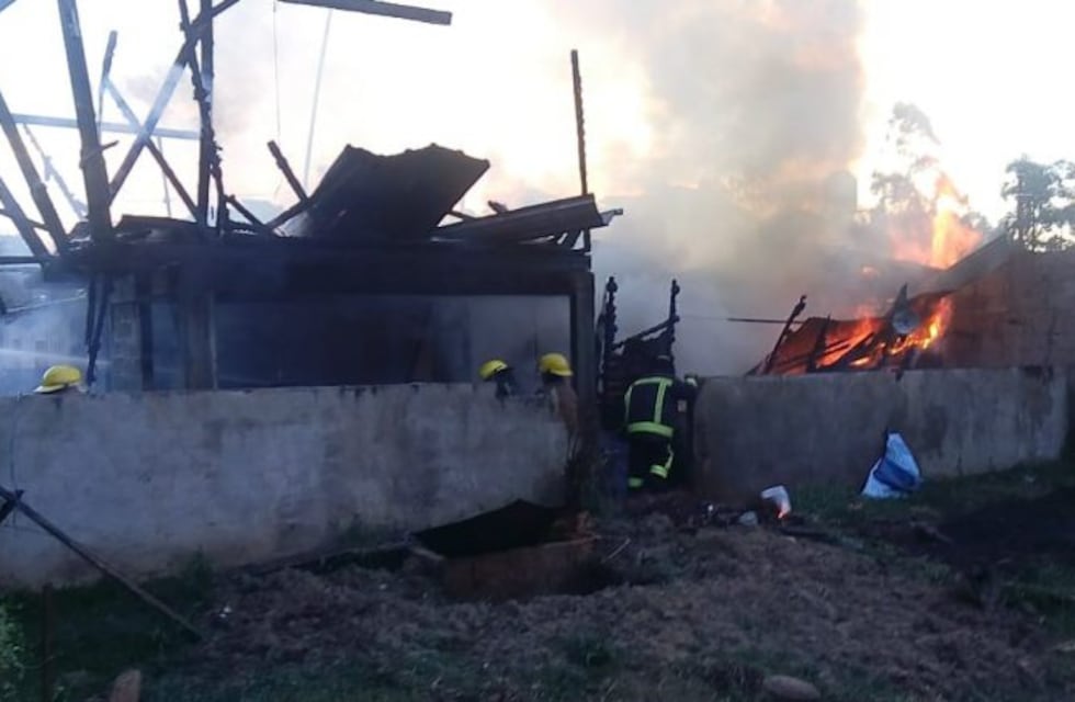 Una vivienda se incendió por completo en el barrio Cataratas