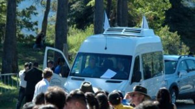 DYN30, VILLA TRAFUL, NEUQUEN, 28/12/2016, EL PRESIDENTE MAURICIO MACRI ENCABEZu00d3 LA INAUGURACIu00d3N DE UN CENTRO DE INTERPRETACIu00d3N E INFORMACIu00d3N TURu00cdSTICA Y AMBIENTAL, EN VILLA TRAFUL, QUE ESTARu00c1 ABIERTO A LA COMUNIDAD PARA LA DIFUSIu00d3N DE LOS ATRACTIVOS DEL CORREDOR DE LOS LAGOS. LO ACOMPAu00d1ARON EL MINISTRO DE TURISMO, GUSTAVO SANTOS, Y OTRAS AUTORIDADES NACIONALES Y PROVINCIALES.. FOTO:DYN/PRESIDENCIA. villa traful mauricio macri presidente agresion escrache seguridad presidente seguridad agresiones escraches piedras piedrazos en la camioneta