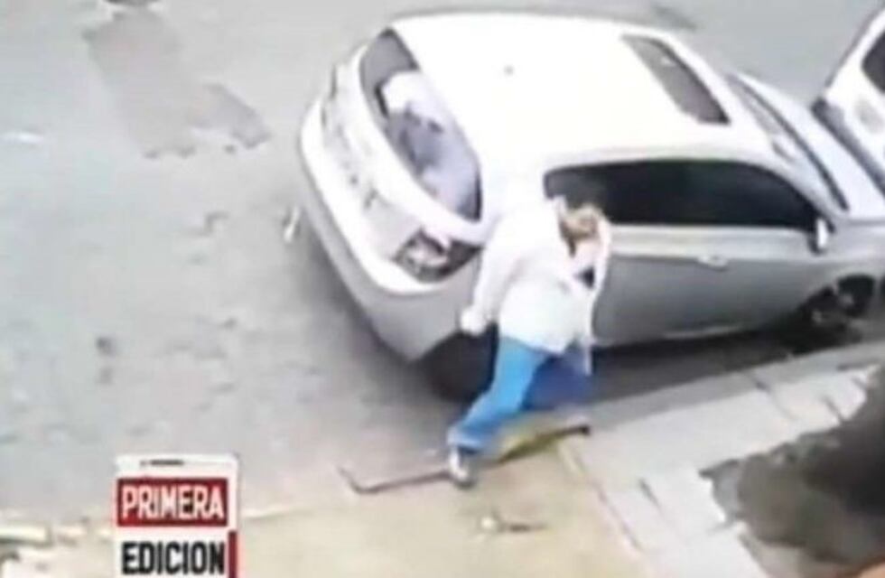 Se enojó tanto que levantó un auto con las manos