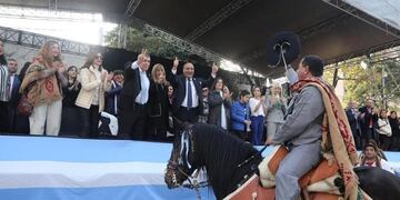Manzur y Jaldo en el desfile (Juan Manzur\u002E Facebook)