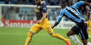 Javier Pinola of Argentinau2019s Rosario Central, left, fights for the ball with Walace of Brazil's Gremio during a Copa Libertadores soccer match in Porto Alegre, Brazil, Wednesday, April 27, 2016. (AP Photo/Nabor Goulart) porto alegre brasil javier pinola f