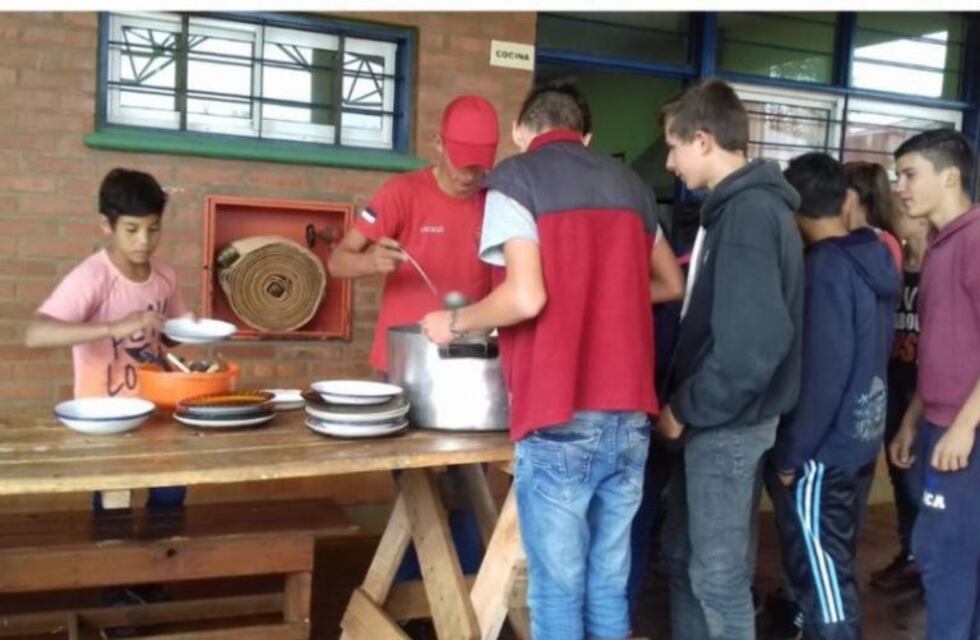 Pozo Azul: las familias bancan el comedor en la escuela de sus hijos