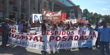 Trabajadores del hospital Posadas reclaman contra los despidos y amenazan con cortar Acceso Oeste\u002E