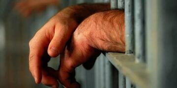 Lo detuvieron por manejar borracho y terminó quemado en un calabozo de La Paz