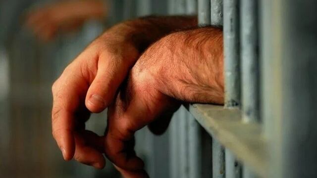 Lo detuvieron por manejar borracho y terminó quemado en un calabozo de La Paz