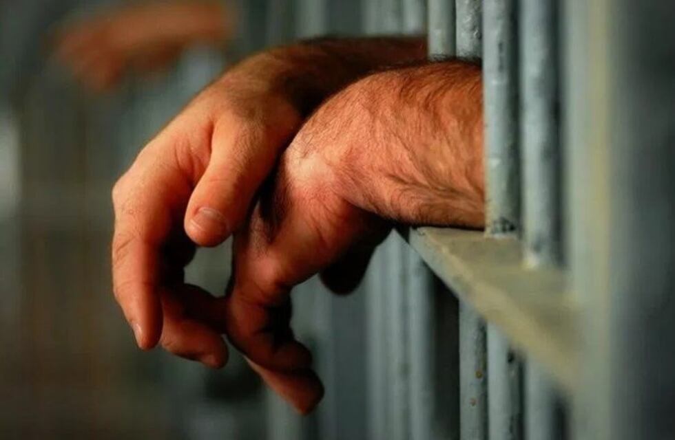 Lo detuvieron por manejar borracho y terminó quemado en un calabozo de La Paz