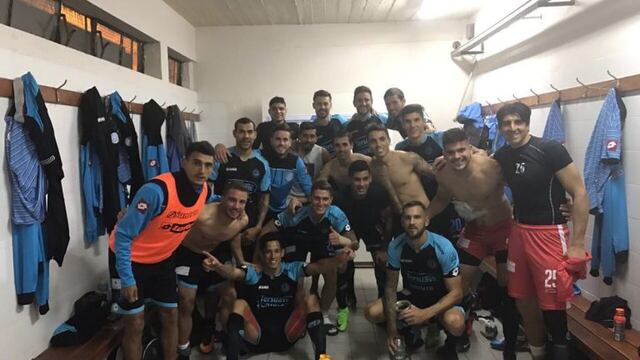 Festejo u00edntimo en el vestuario de Rafaela. El Pirata lo dio vuelta y disfruta su primer racha de la temporada.