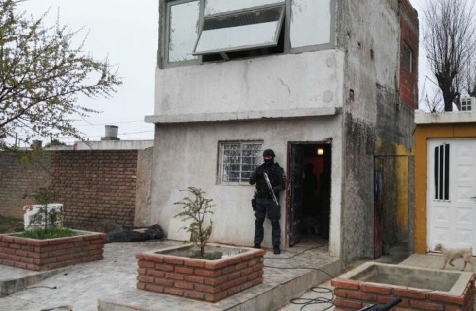 Detienen a una pareja que vendía drogas frente a una iglesia en Villa Nueva