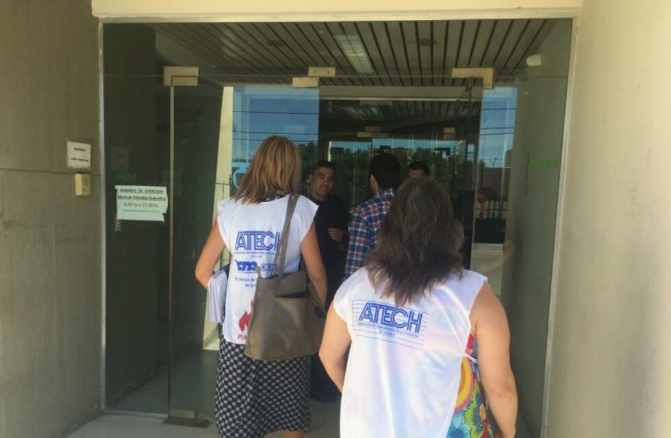 Ofrecieron 17 mil de básico y clausula gatillo en junio a los docentes