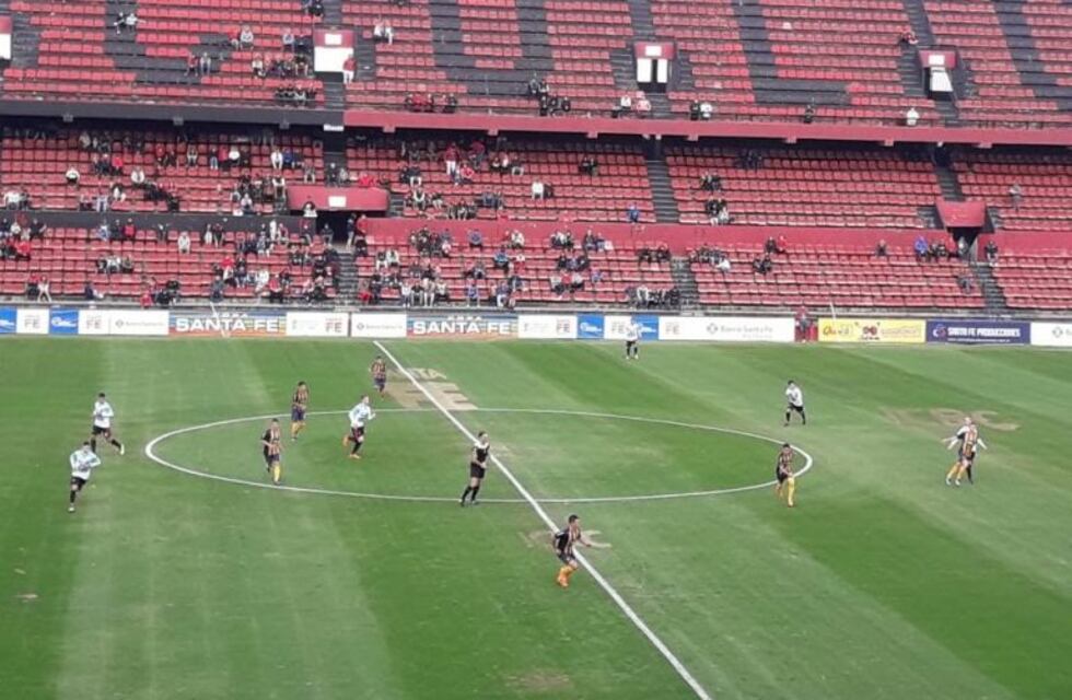 Hinchas de Central y Colón se enfrentaron durante el partido por Copa Santa Fe