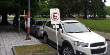 Autos mal estacionados en La Plata