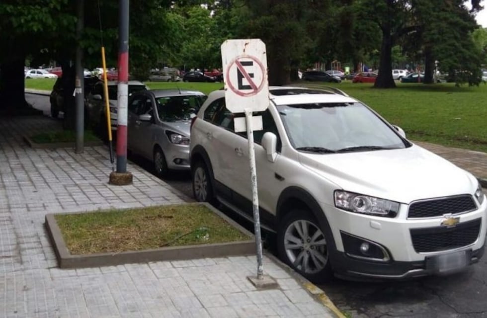 Autos mal estacionados, problema difícil de erradicar en La Plata